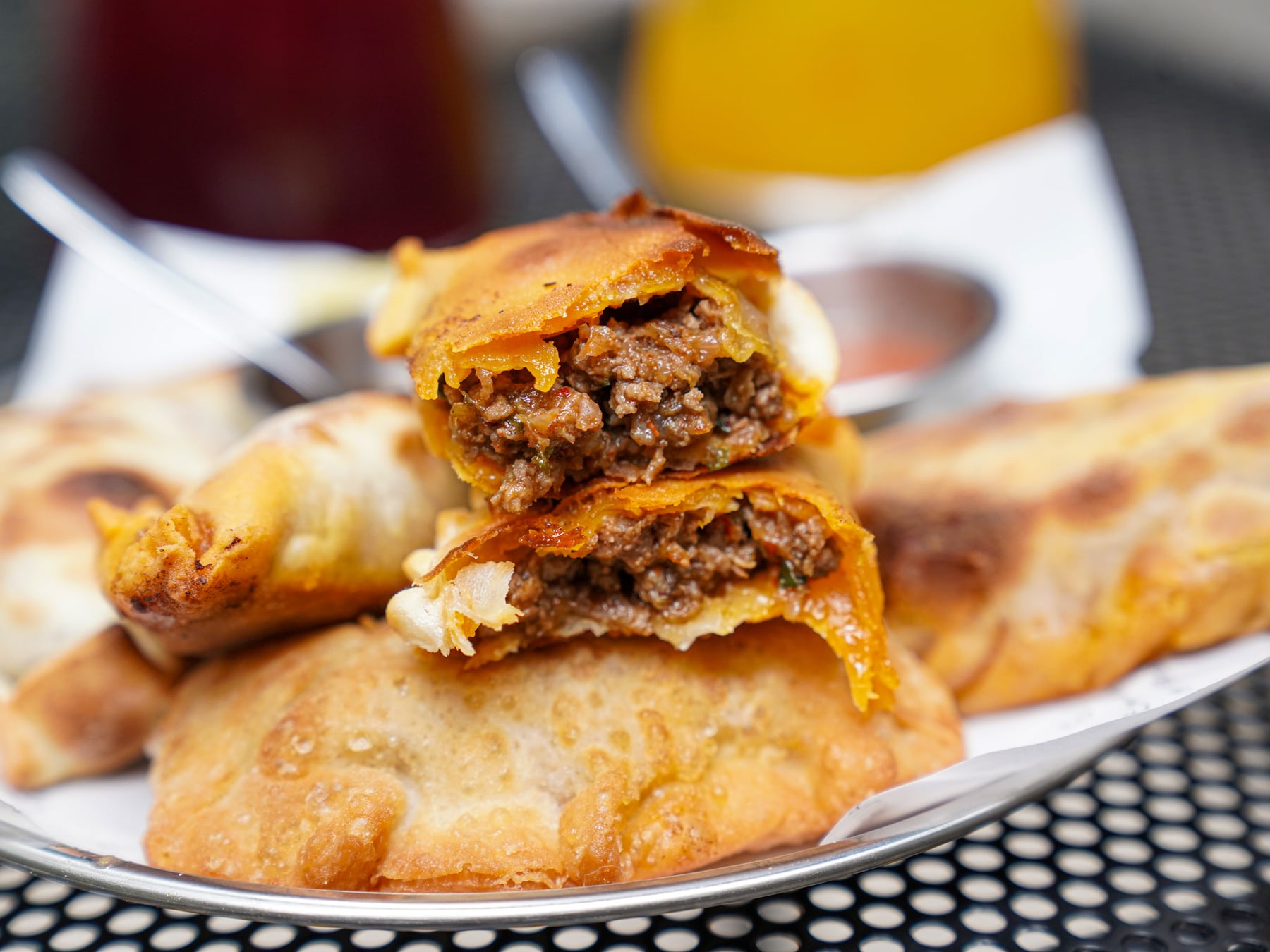 Una empanada de alta cocina que se vende por ventanilla en Belgrano y se acaba antes de que anochezca