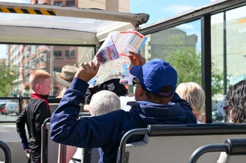 Neuquén opera un servicio de transporte turístico sin cargo que conecta el centro con parques, miradores y la ribera del río Limay