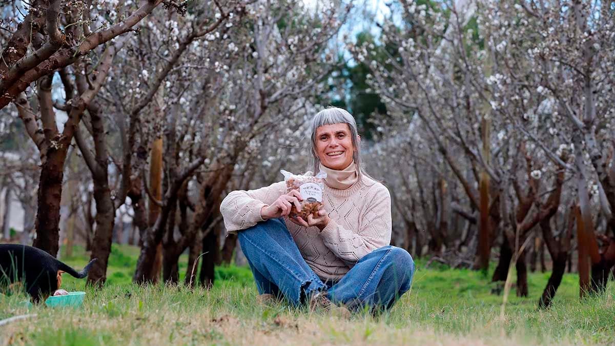 Teresita, la maestra jubilada que aprendió a cosechar almendras en la orilla del Limay