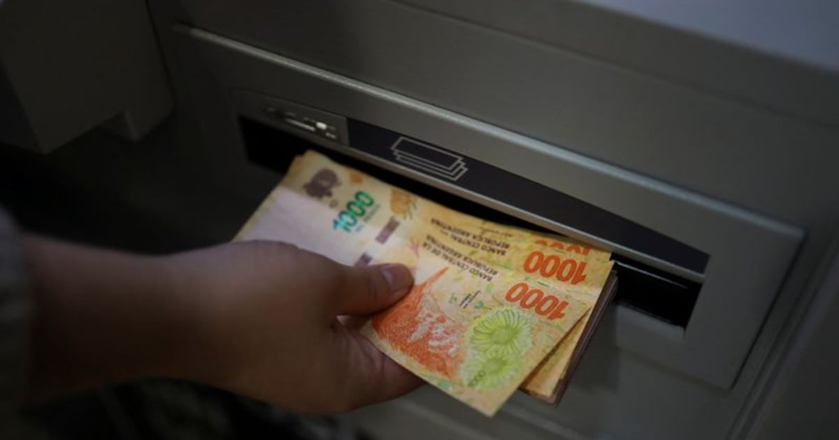 Comisiones bancarias: extraer en cajeros ajenos, reponer plástico o sacar dólares ya tiene precios bien diferenciados según la entidad