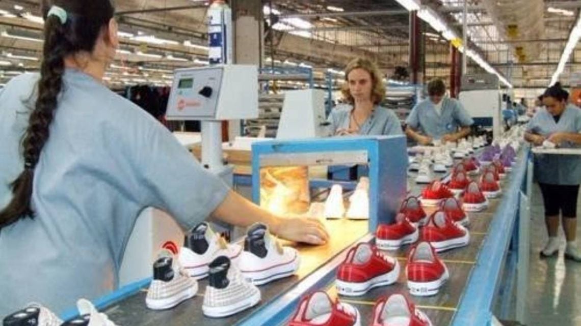 Cierre total en Las Flores: la planta de Converse deja sin empleo a sus operarios y profundiza la crisis del calzado