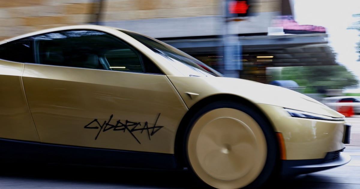 La NHTSA puso la lupa sobre la certificación del Cybercab y Tesla defiende su autocertificación