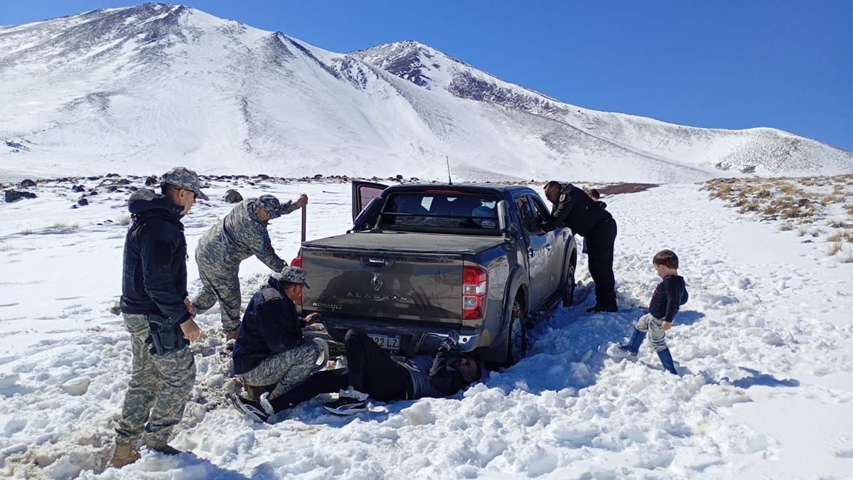Una madre en la nieve: caminó sola 15 kilómetros para salvar a su familia varada en la cordillera neuquina