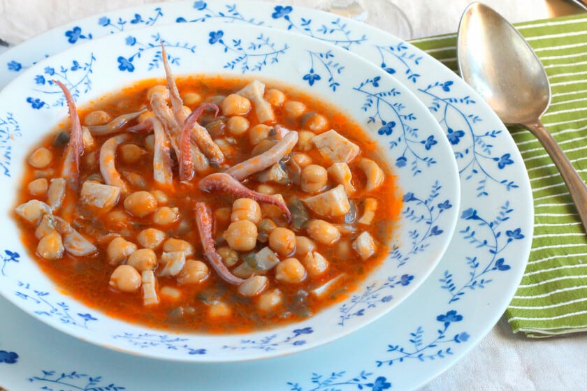 Garbanzos con calamares en 20 minutos: el guiso express que mejora de un día para otro