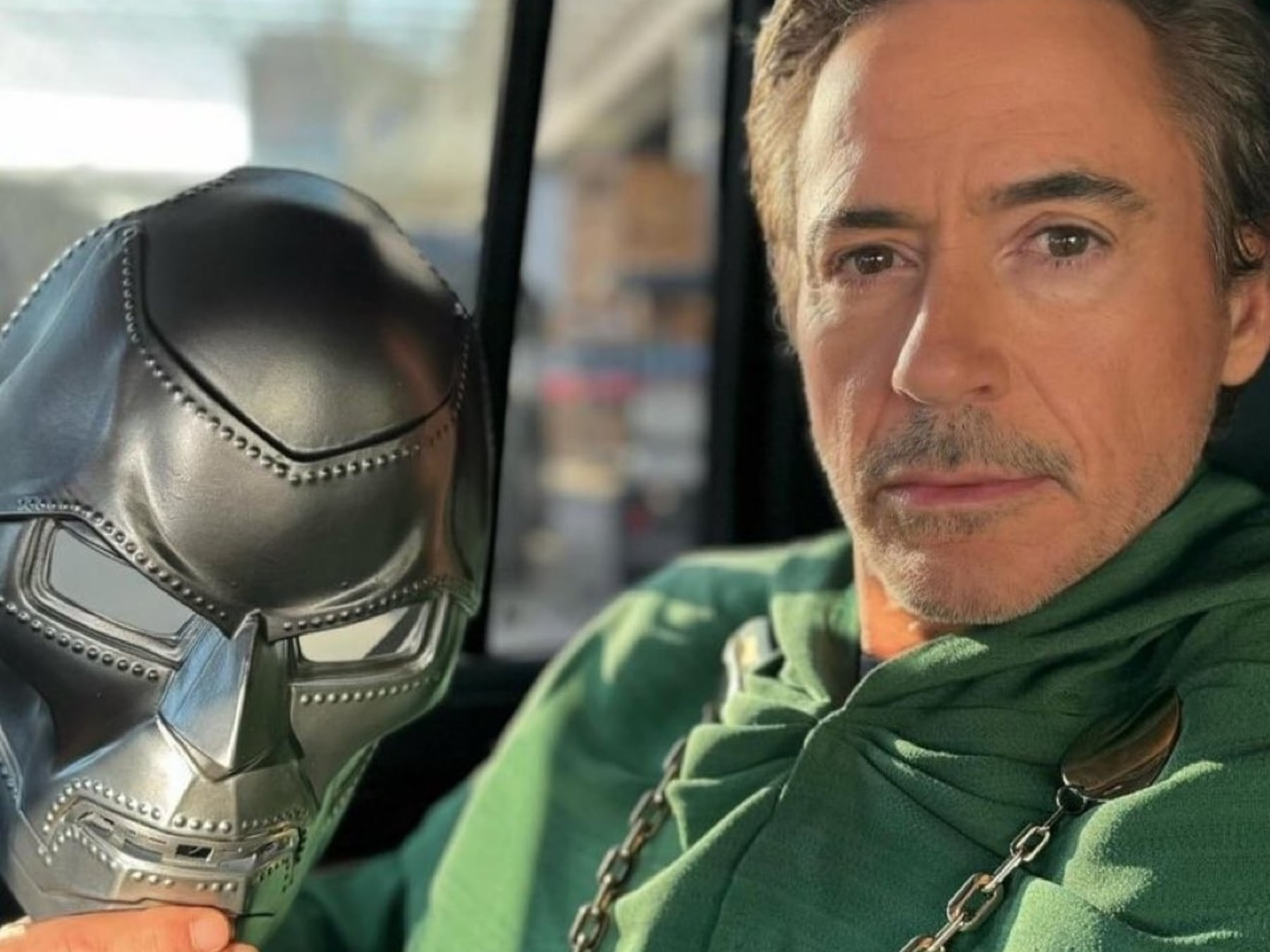 De armadura dorada a capa verde: Robert Downey Jr. ahora es el villano que todos quieren odiar