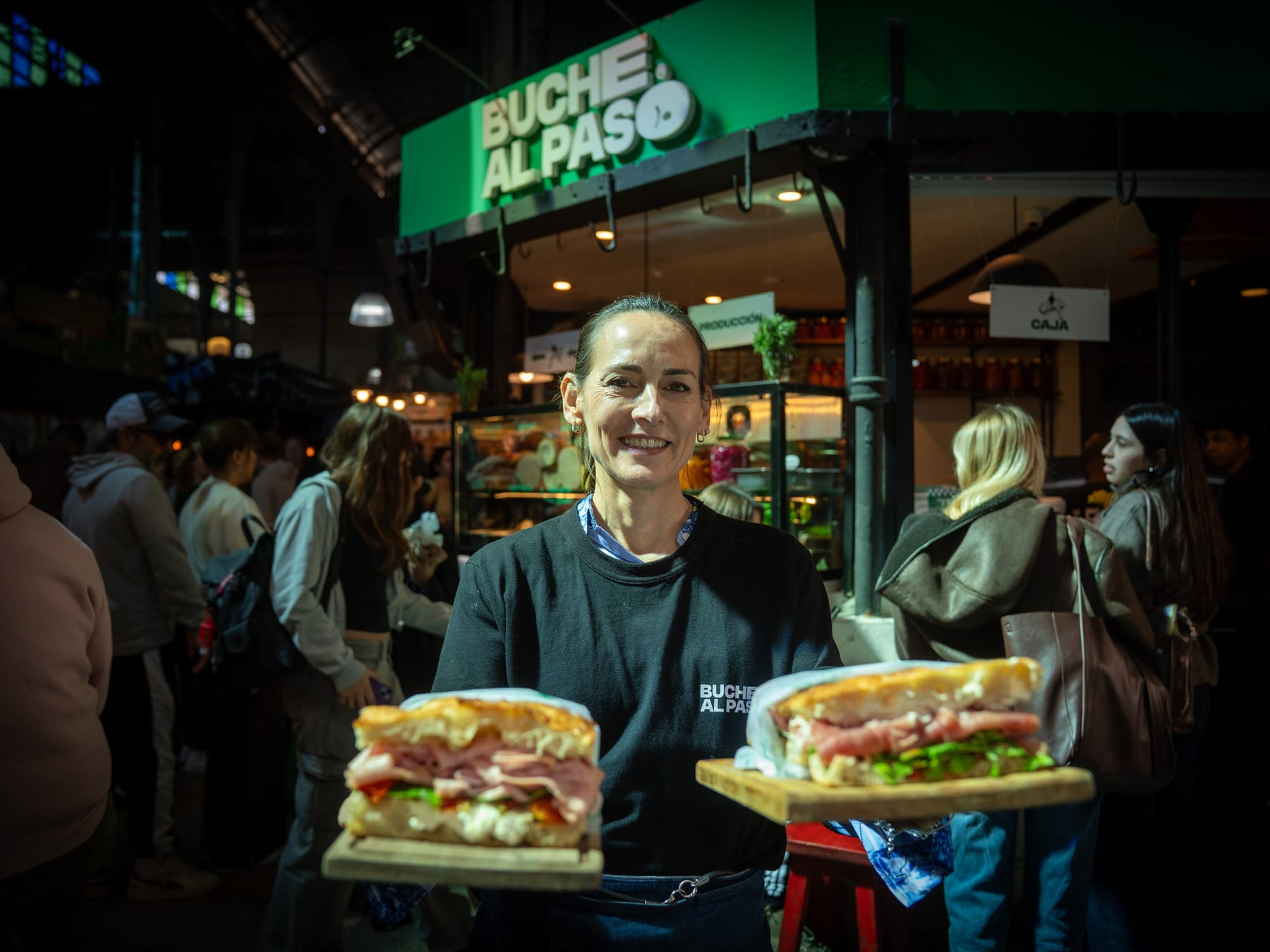 Cien sándwiches al día y fila al mediodía: la nueva locura del Mercado de San Telmo