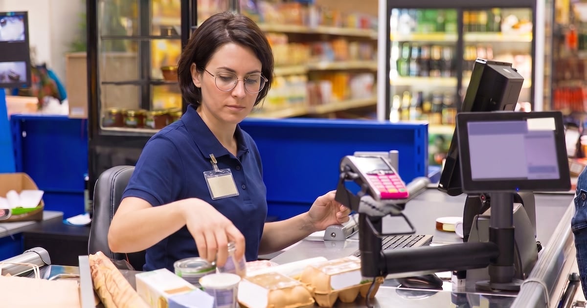 Cajeros de supermercado: cómo quedan los sueldos de septiembre tras el último tramo paritario y qué adicionales se suman por manejo de caja