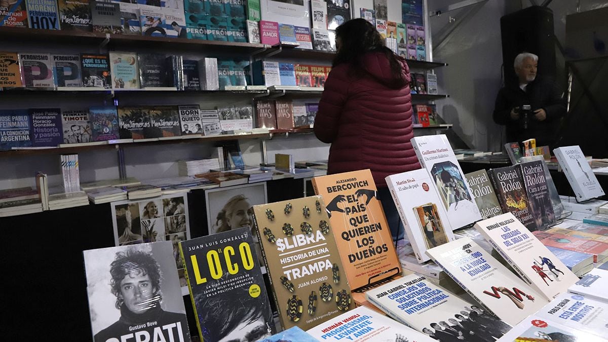 La Feria del Libro de Neuquén abrió en el Parque Central con precios que arrancan en 2.000 pesos y combos de hasta tres títulos