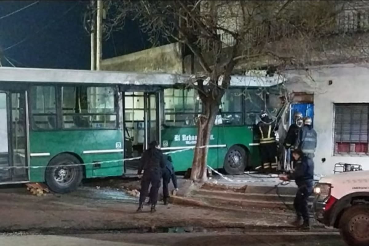 Un chofer de la línea 527 murió al impactar su colectivo contra una casa en Temperley