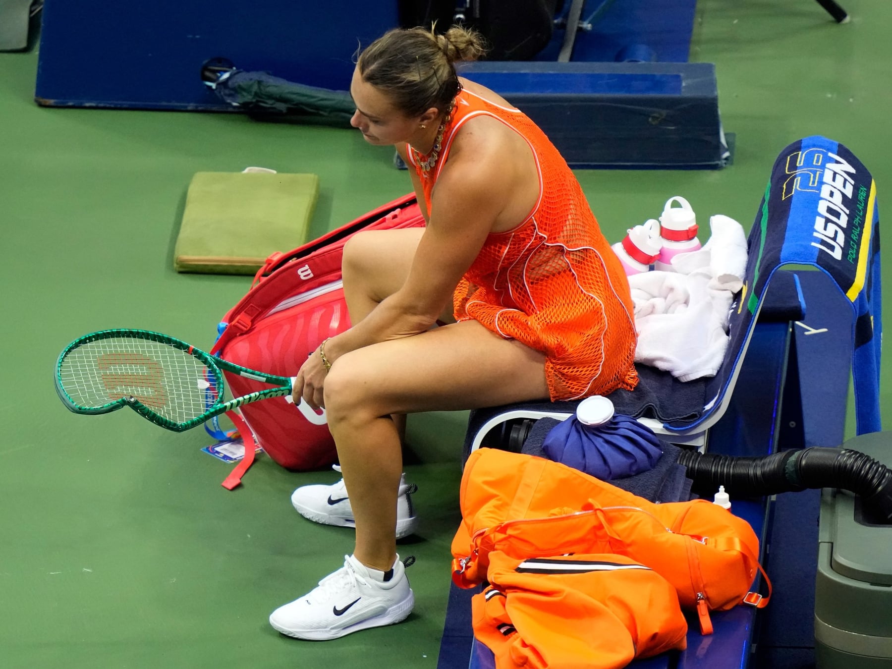 Sabalenka volvió a romper la raqueta y esta vez se bancó las cámaras encima