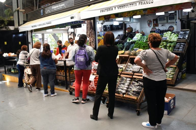 La inflación mensual se frenó al 1,7% en agosto y se consolida como la más baja en catorce meses, según el INDEC