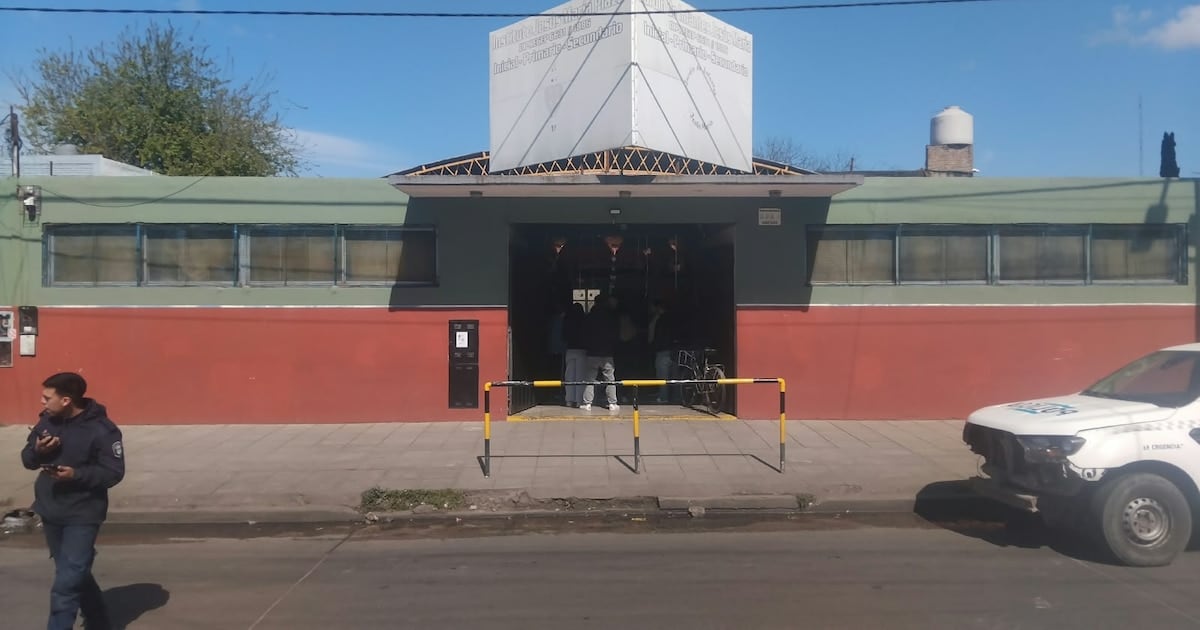 Un adolescente de 15 años ingresó con un revólver a un colegio de La Matanza y se disparó al apoyar la mochila