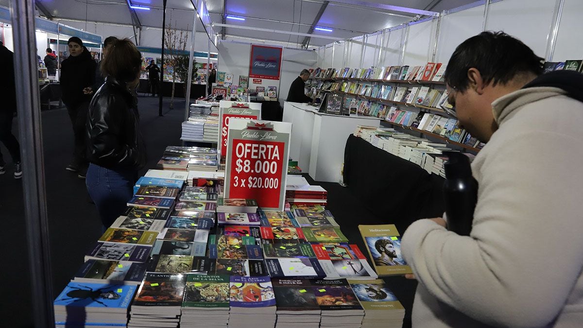 Una vuelta por la Feria del Libro de Neuquén: entre talleres, teatro y autores que se acercan a charlar