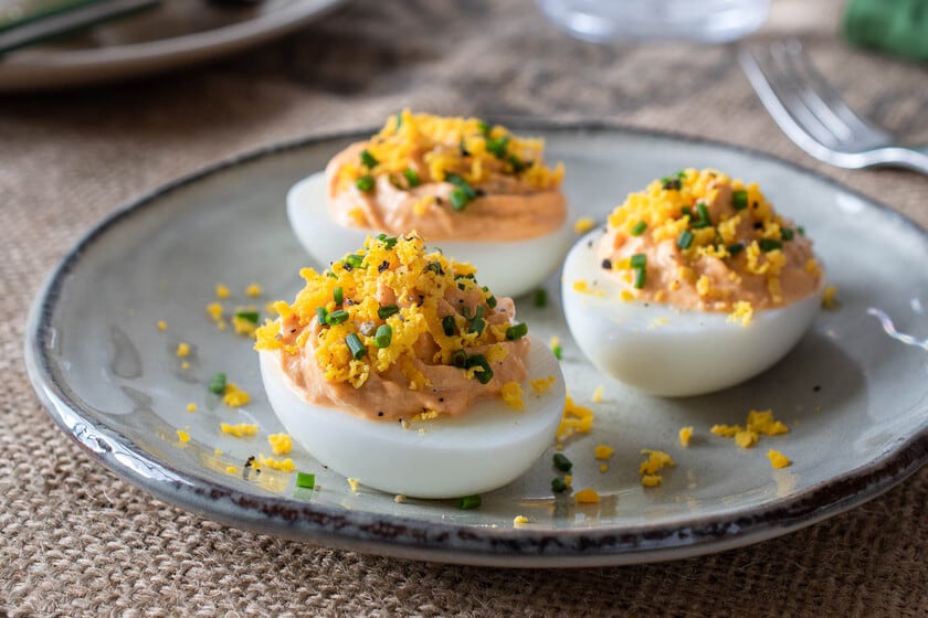 Un paso más en la cocina: tamizar las yemas para lograr huevos rellenos con una textura más cremosa y uniforme