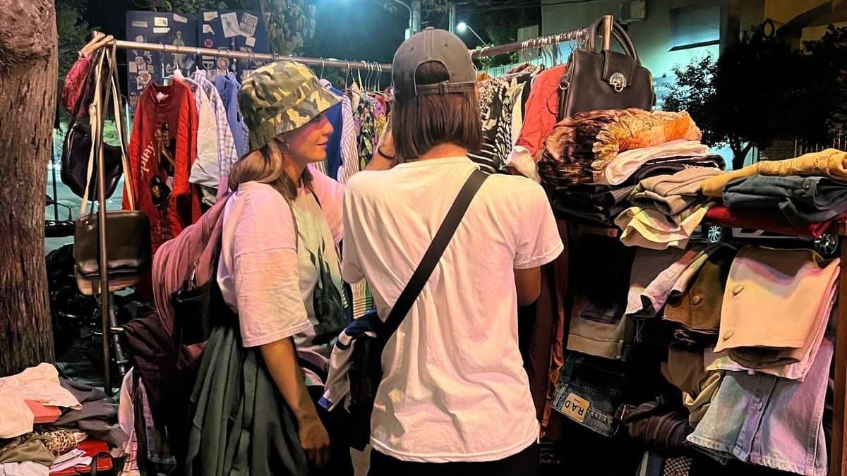 Una vereda, dos planes: la tarde de la ropa con historia y la noche que cumple años en Neuquén