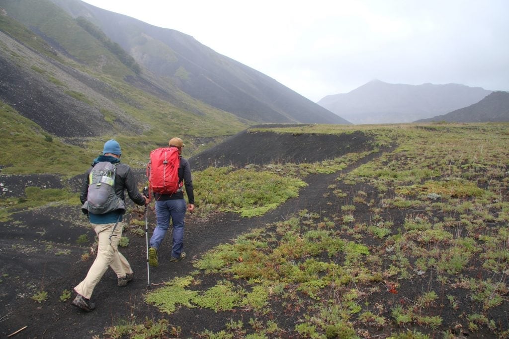 Una travesía por las entrañas del Malacara, el volcán mendocino que se recorre a pie entre cárcavas y depósitos volcánicos