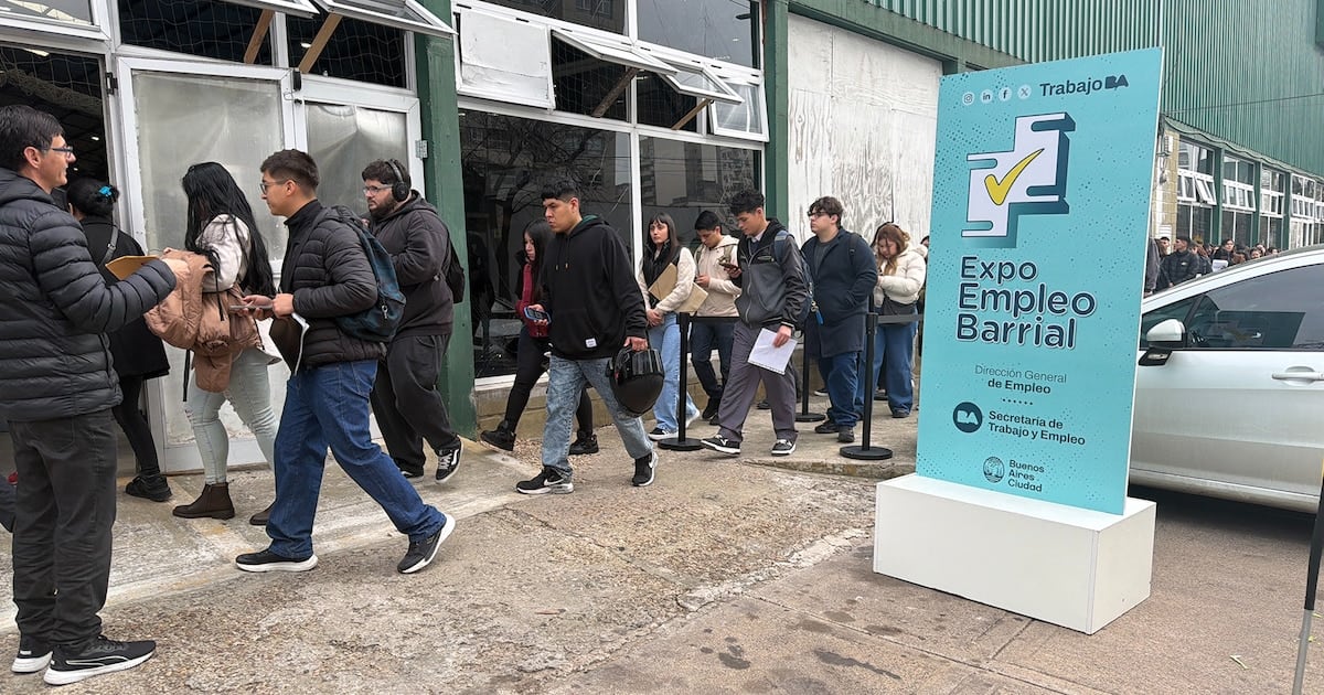 Cambiar de empleo formal al trabajo por cuenta propia recortó los ingresos reales casi un 28 por ciento entre 2023 y 2025