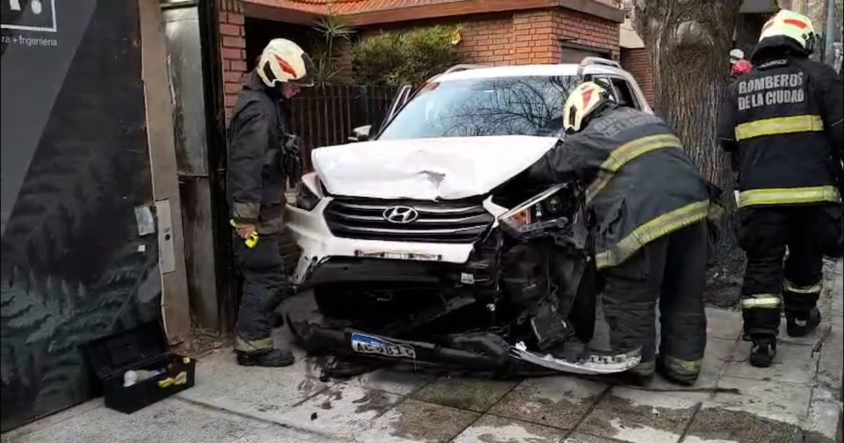 Investigan un choque en Palermo con un auto sobre la vereda y un conductor asistido por el SAME