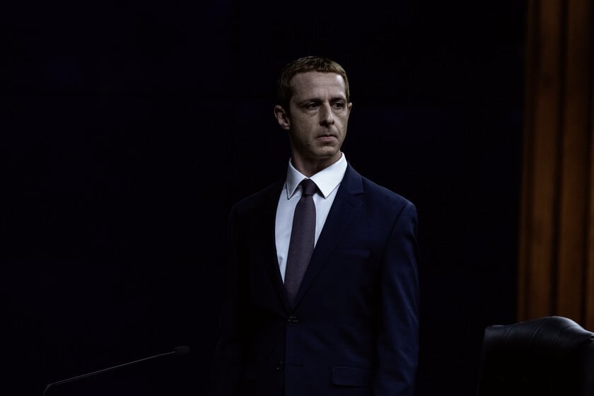 Jeremy Strong se mete en la piel de Zuckerberg y no sale ni entre tomas: Sorkin ya avisó al resto del elenco