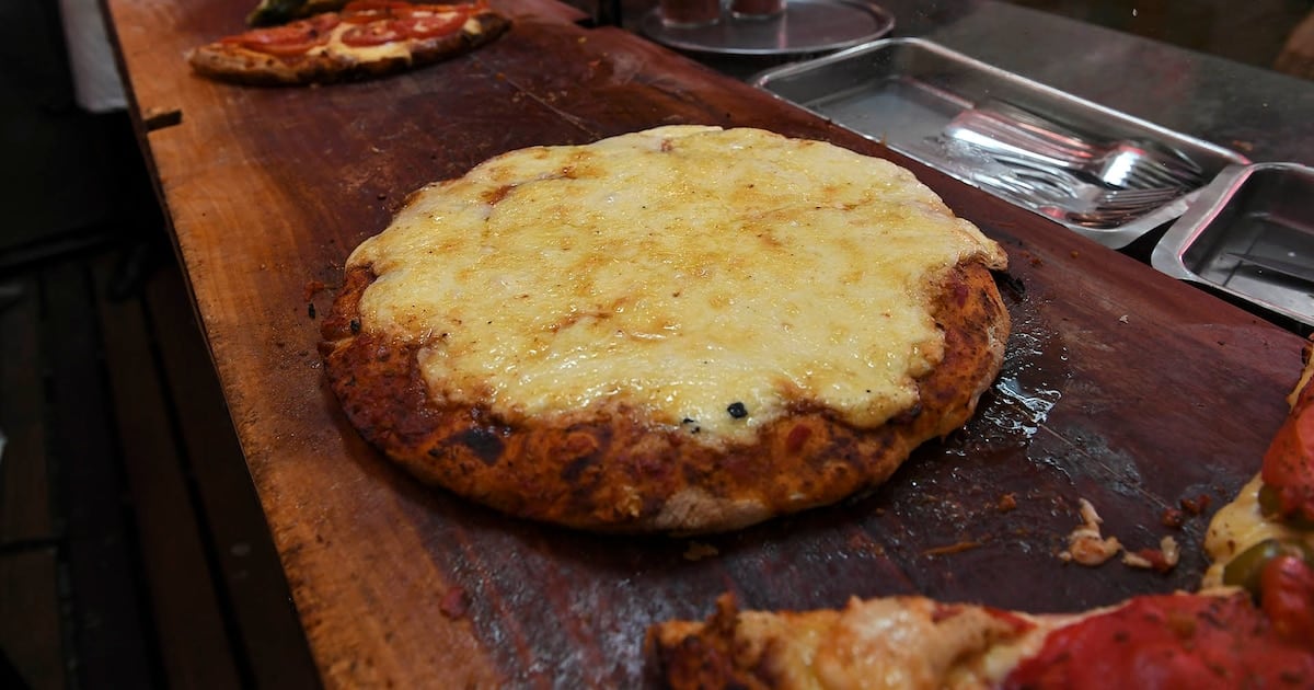 Una pizza, una fainá y una cerveza en Güerrín: la cuenta ascendió a 51.390 pesos con pago en efectivo