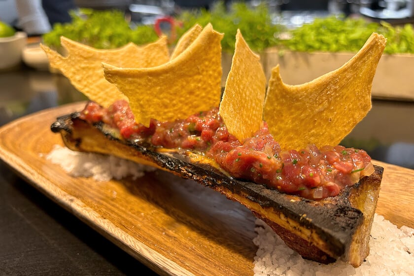 El steak tartar que llega sobre tuétano caliente: la apuesta de Barra Baja en Sevilla