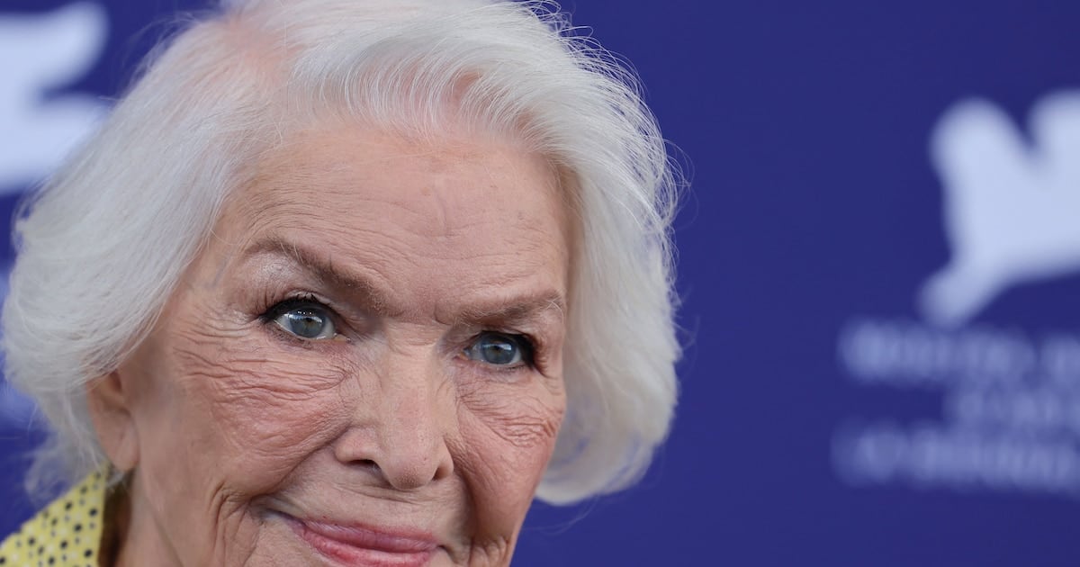 A los 93 años, la rutina de Ellen Burstyn que combina caminatas, gimnasio y trabajo de fuerza bajo supervisión profesional