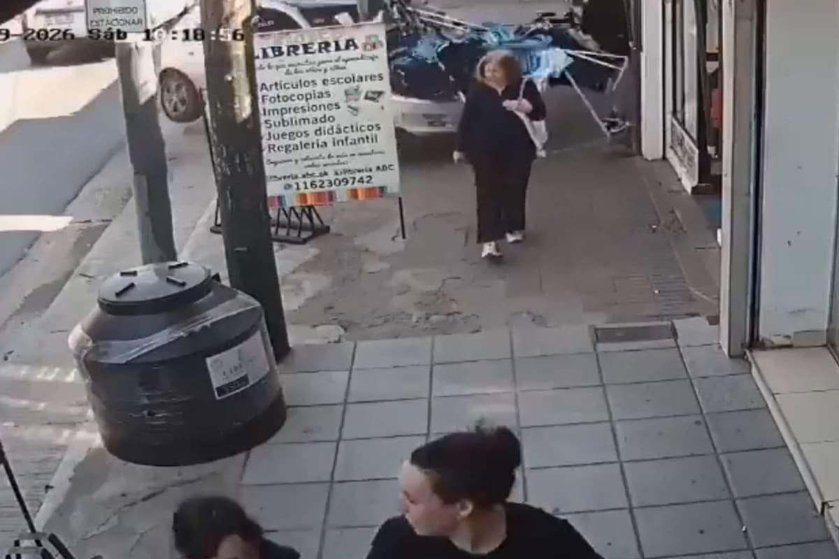 Atropelló en la vereda, subió un exhibidor de ropa y terminó incrustado contra un comercio en Almirante Brown