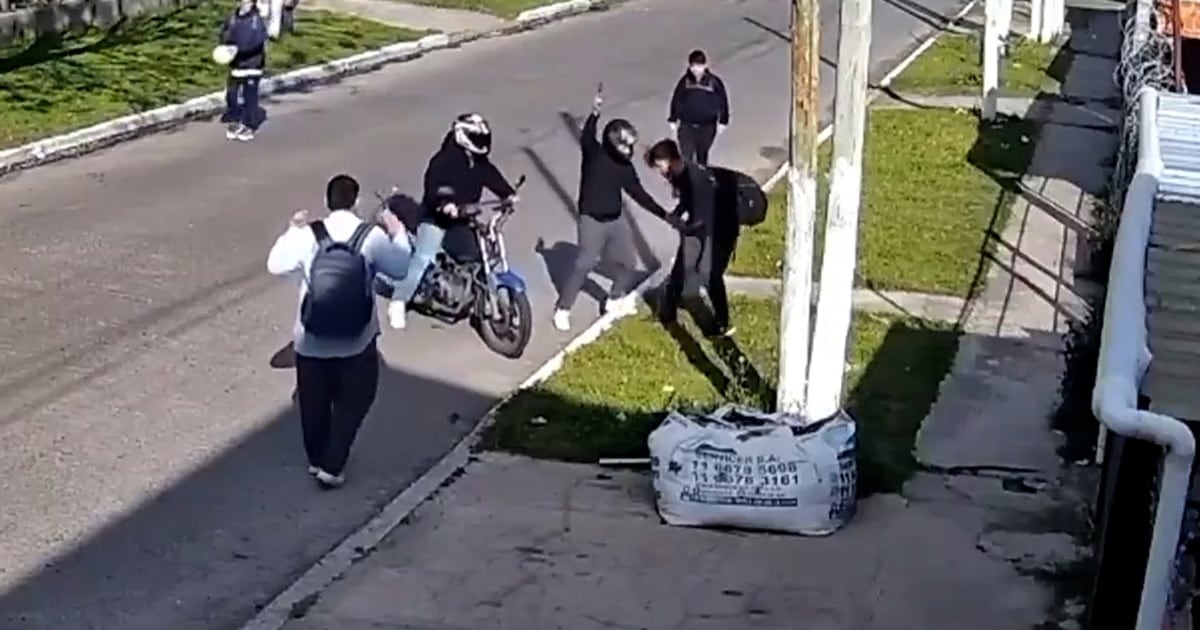 Investigan un asalto a alumnos con autismo en González Catán: un fiscal busca identificar a los dos motochorros que los atacaron en la vereda