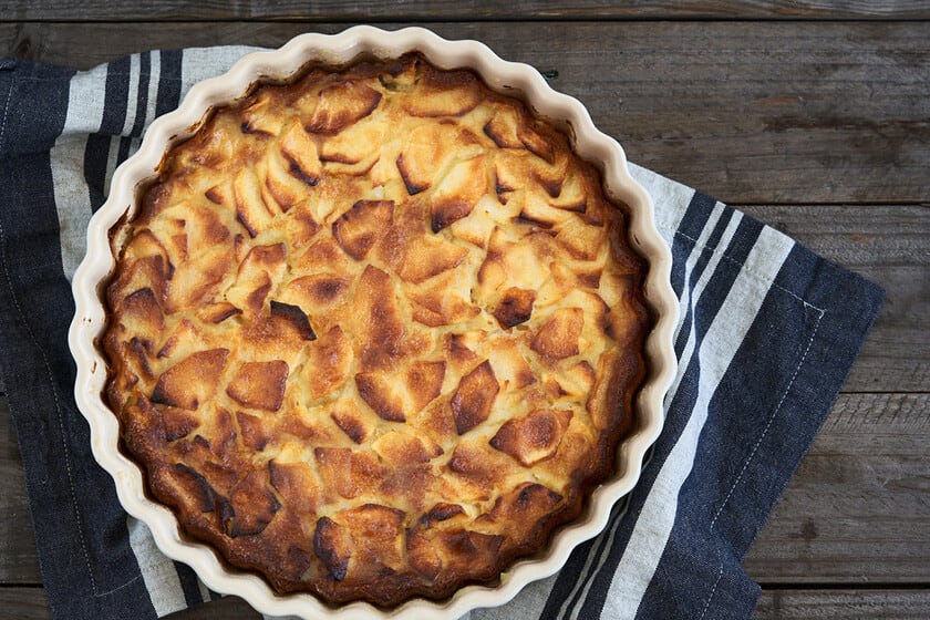 Una tarta de manzana con fruta dentro de la masa y cocción rápida se suma a las opciones de repostería hogareña