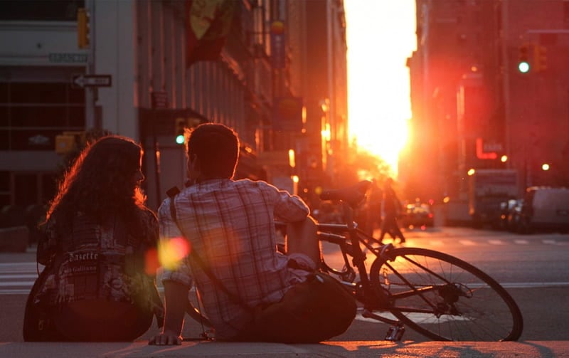 Enfrentados llega a la pantalla con la pareja menos pensada: una veinteañera y un guardaespaldas que no la pasa bien