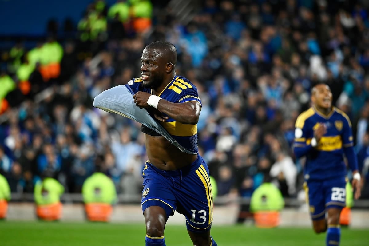 El León rugió de cabeza: tres cabezazos de Valencia y Boca se metió en semis