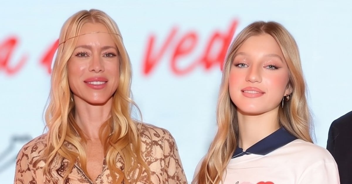 Allegra Cubero se calzó la gorra y le hizo los honores a la pasarela: Nicole Neumann la miró desde la grada como una madre cualquiera
