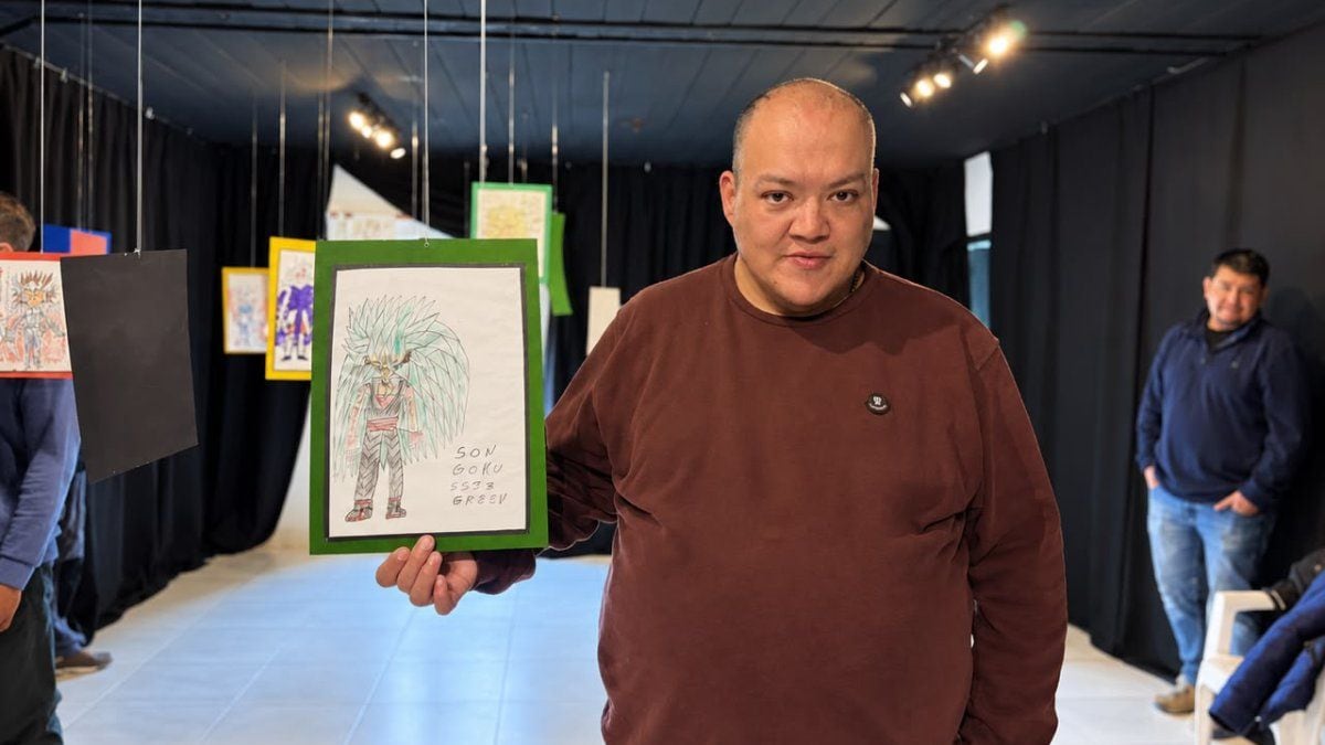 La infancia dibujada de Daniel Lefiman, por primera vez colgada en la Casa de la Cultura de Aluminé