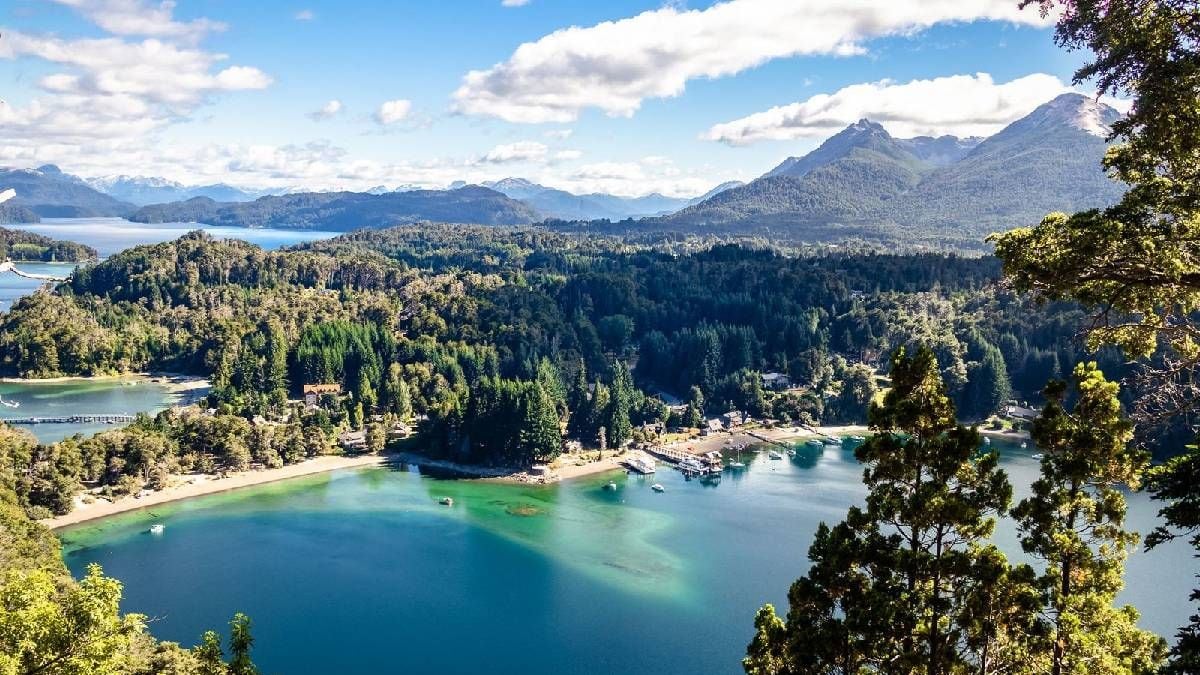 Un trueque junto al lago: a Villa La Angostura, con el colectivo y las manos listas para trabajar