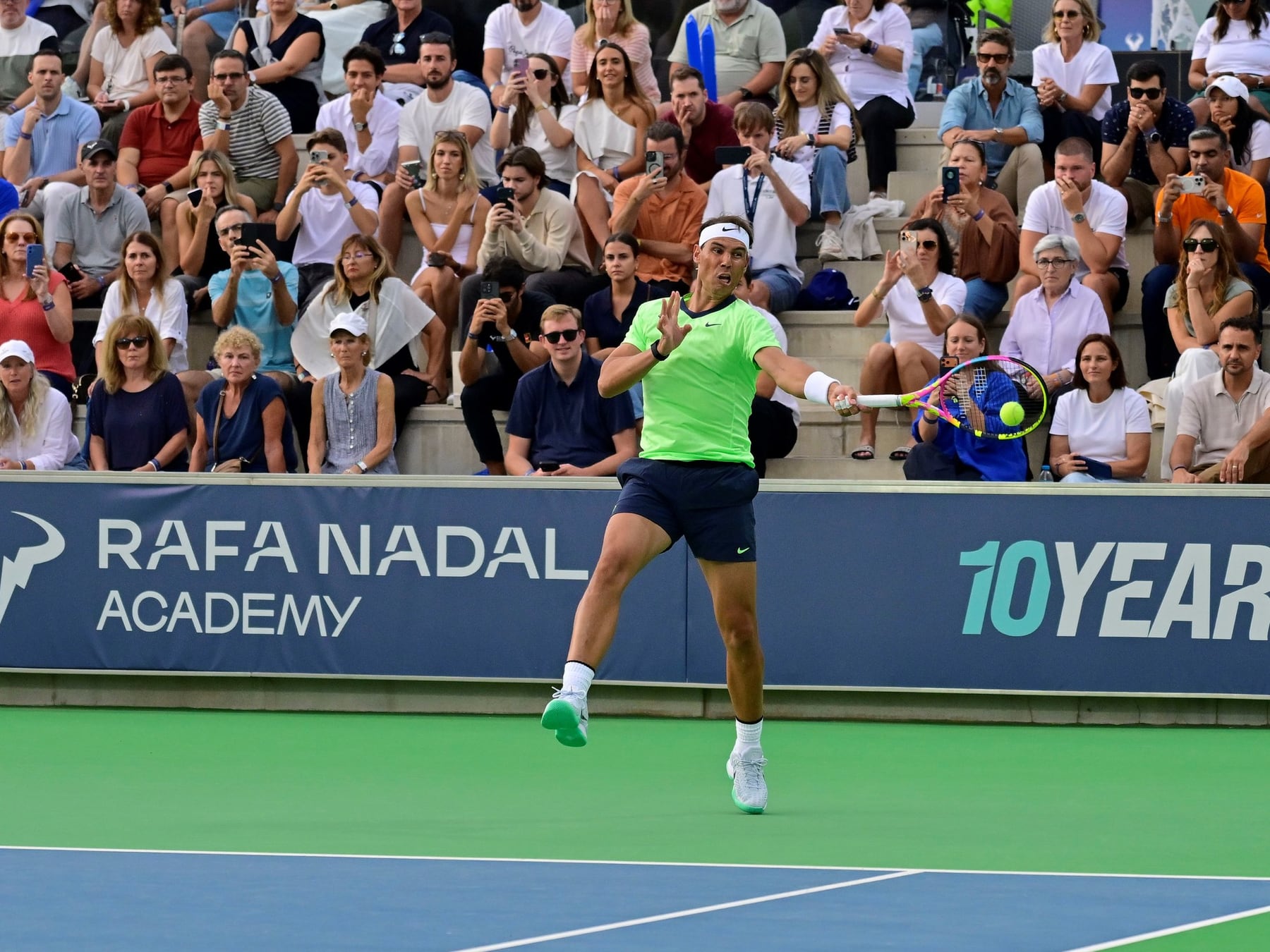 Nadal volvió a la cancha y festejó con Moyá en su propia academia