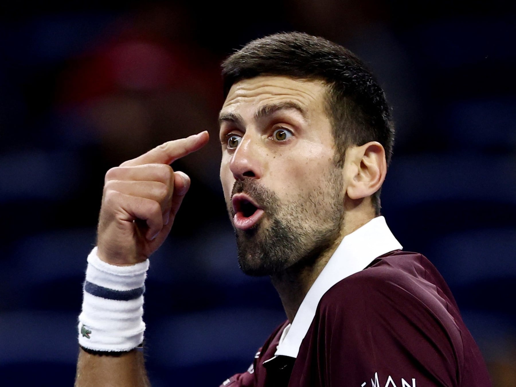 Djokovic se sacó de encima a Zverev, se quejó de todo y ya está entre los cuatro mejores en Pekín