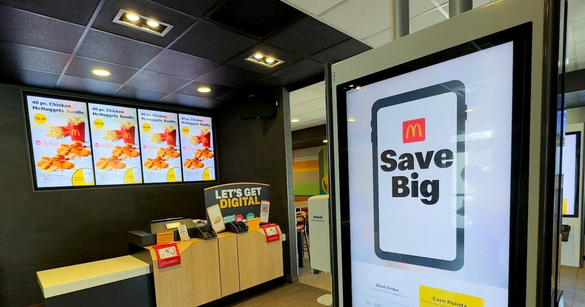 McDonald's aplica inteligencia artificial para sugerir precios por local y ya genera diferencias de hasta 21% entre restaurantes vecinos