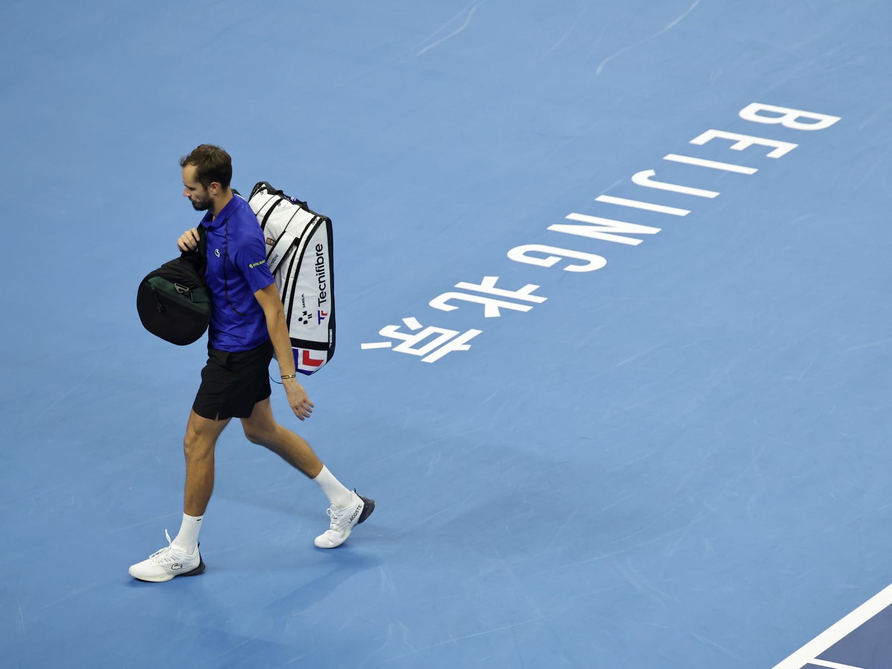 Un final insólito en Pekín: Djokovic a la final por la descalificación de Medvedev