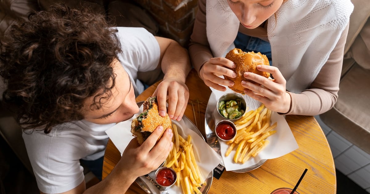 Un ensayo con 57 adultos jóvenes comparó dos comidas de 300 calorías y detectó diferencias en la respuesta a la insulina según el grado de procesamiento