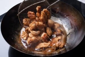 Cómo hacer pollo al limón con rebozado crocante y salsa agridulce en casa