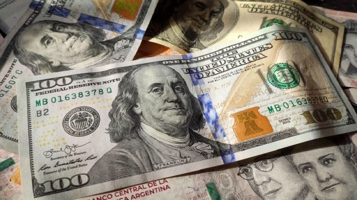 El dólar blue cerró la semana en $1.540 para la venta, con una baja de $15 en la rueda del viernes