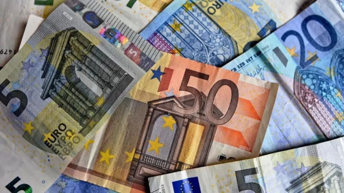 El euro blue retrocedió seis pesos y se ubica en 1.832,75 para la venta en el cierre de la semana