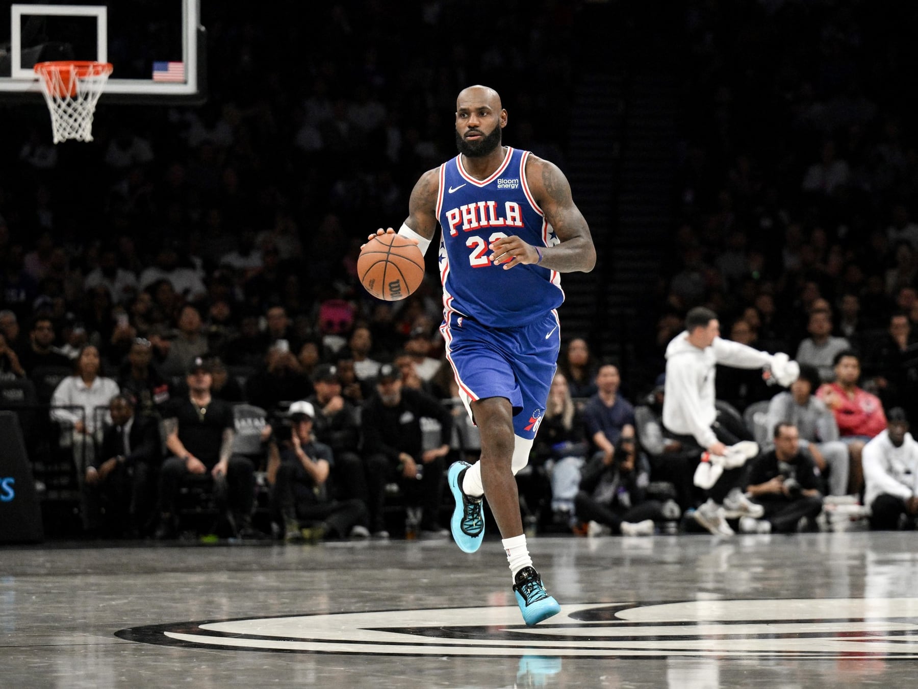 LeBron se puso la 23 de los Sixers, jugó un rato y la rompió: 10 puntos en 18 minutos para arrancar