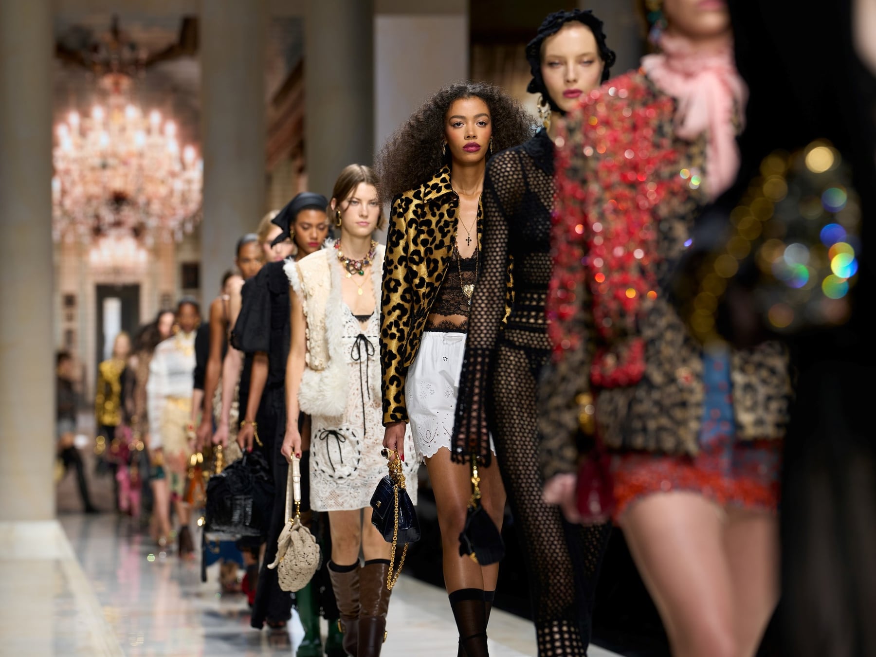 Milán cerró la semana de la moda con faldas, lentejuelas y un juego de opuestos para el verano 2027
