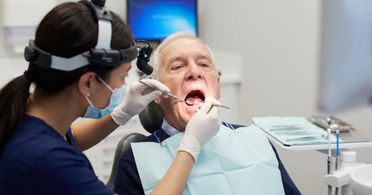 Cuando faltan dientes, la memoria también lo nota: lo que esconde la boca de un adulto mayor