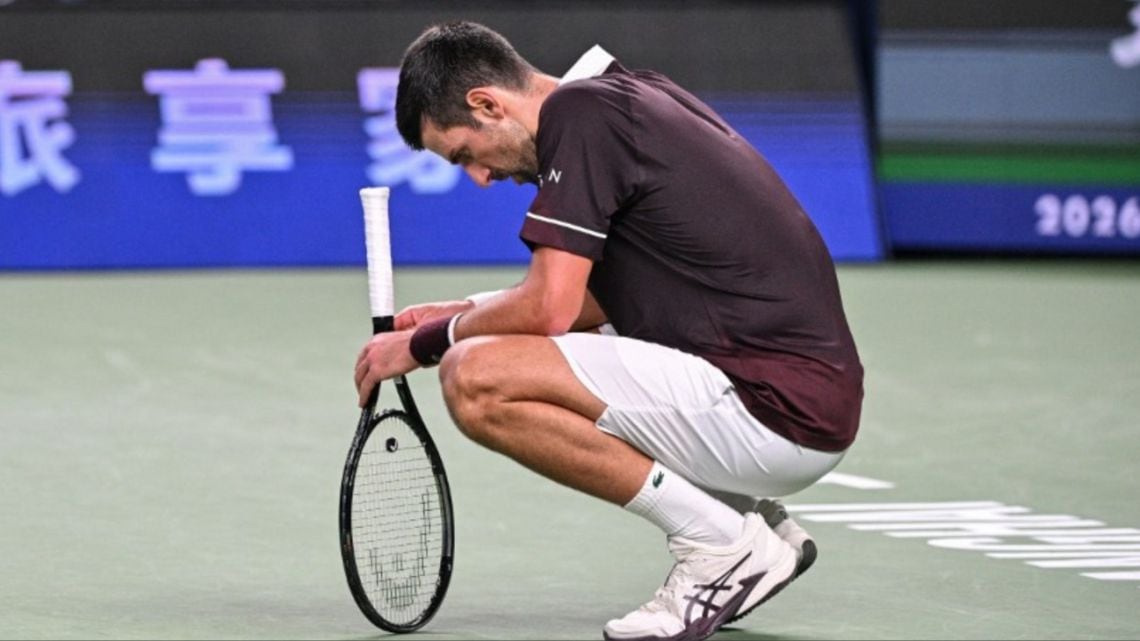 Djokovic tropezó en Shanghái y ahora se le complica el Masters: en París se juega todo