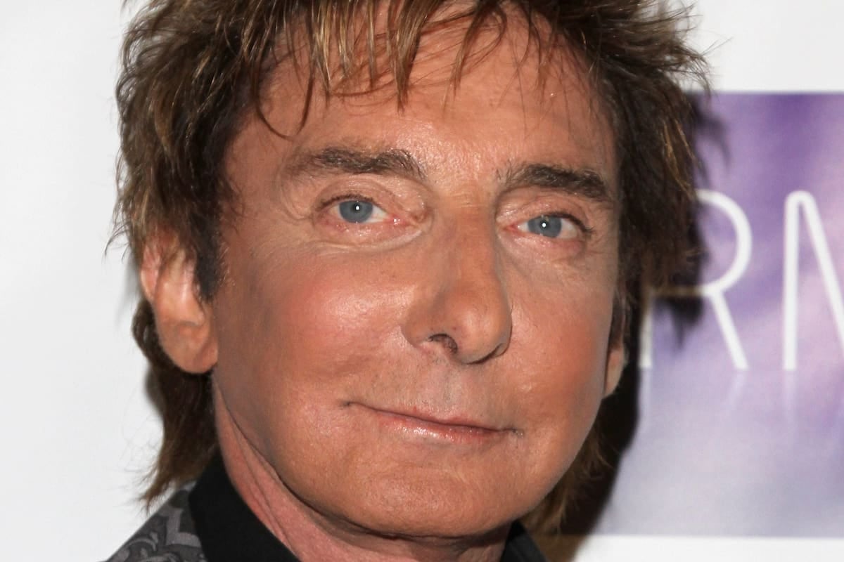 Manilow se bajó del escenario en Las Vegas por una bronquitis y volvió a quedar a oscuras con su público