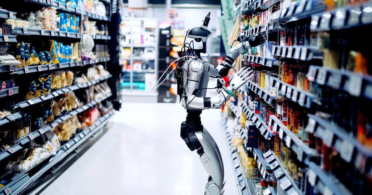 Reponen góndolas en la madrugada danesa: cómo entrenan a los humanoides para trabajar a solas en 2.000 supermercados