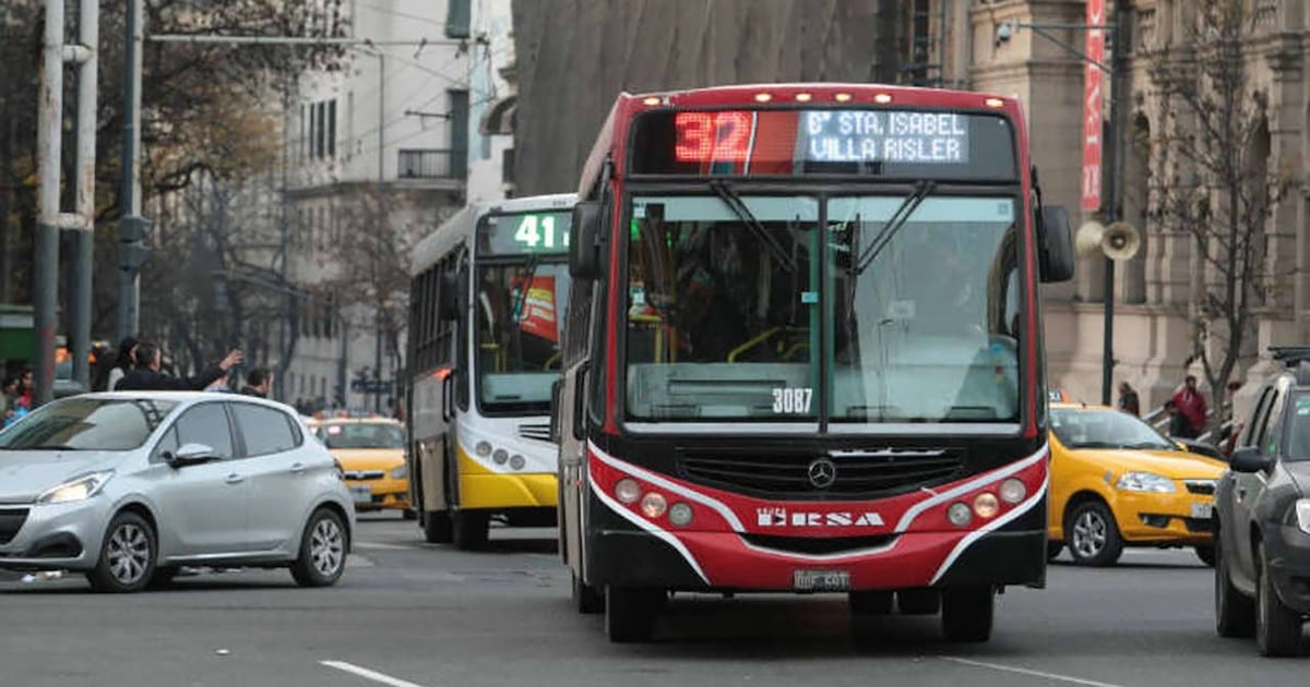El boleto mínimo de colectivo en Argentina oscila entre 743 y 3.176 pesos y la brecha entre ciudades supera los 2.400 pesos