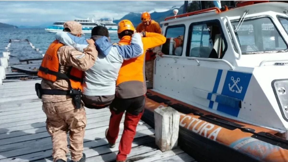 Un turista lesionado en el sendero al Bosque de los Arrayanes fue evacuado por el lago Nahuel Huapi